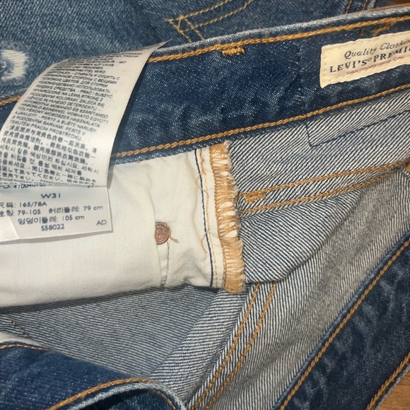 Levi’s high waisted denim shorts - Picture 3 of 3